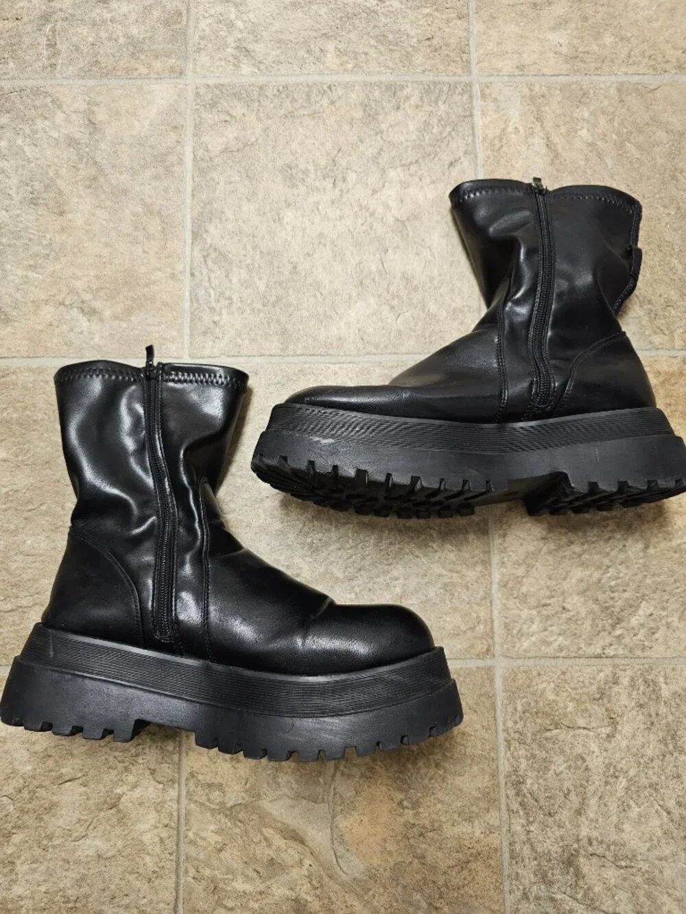 Unbranded black platform